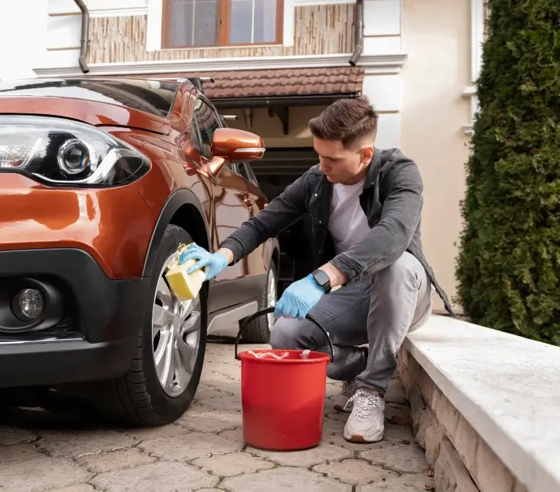 Lavage auto à domicile Les Essarts-le-Roi : professionnel intervenant sur un véhicule